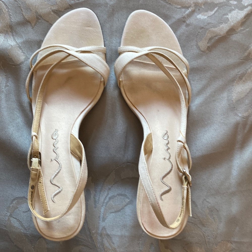 NINA womens size leather high heels in white color size 7 1/2M.